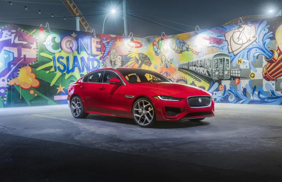  Jaguar XE P300 R-Dynamic 2019 года  (NA) (фото 8 из 40)